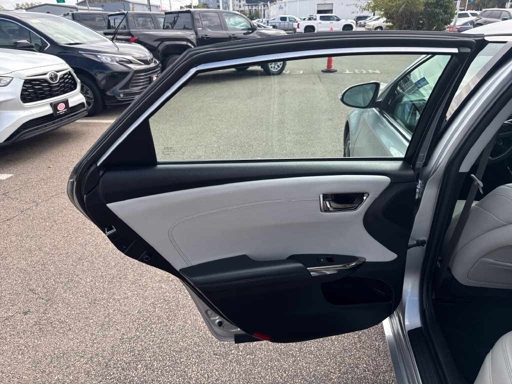 Used 2016 Silver Toyota XLE Premium image 39