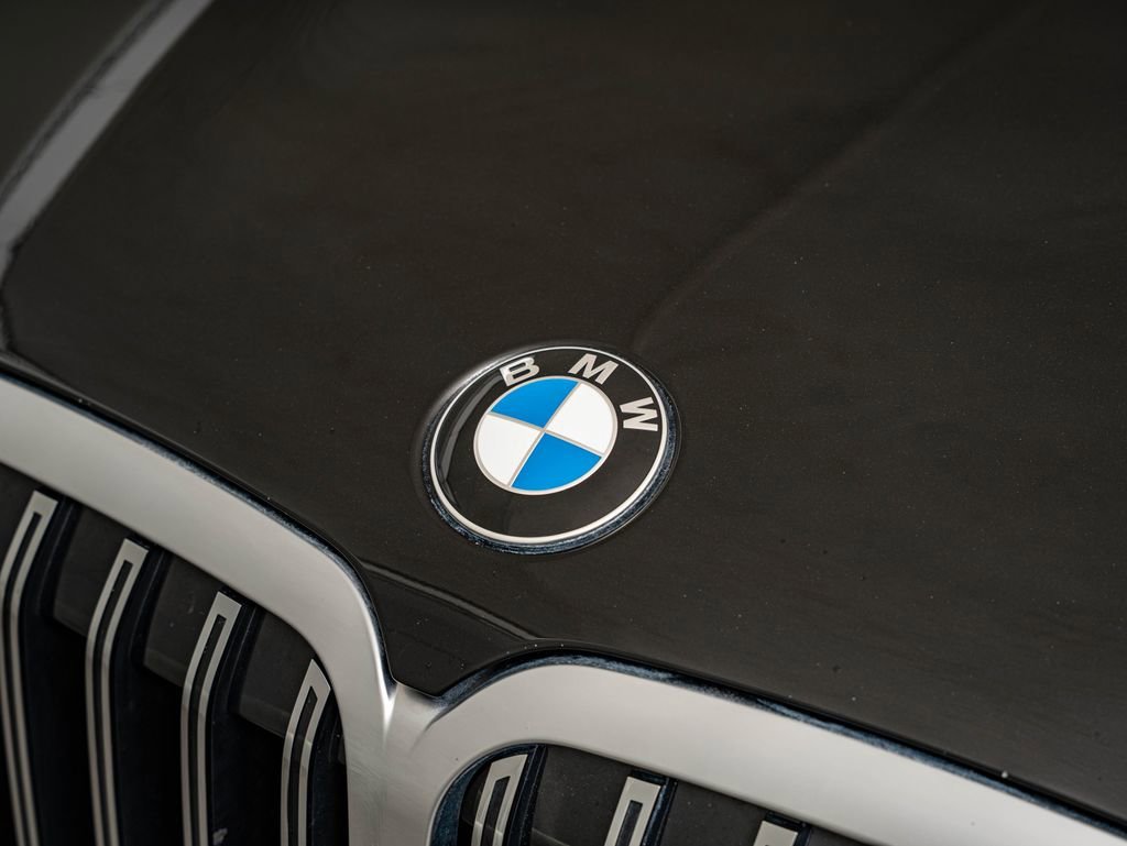 Used 2025 Black Sapphire Metallic BMW xDrive40i image 12