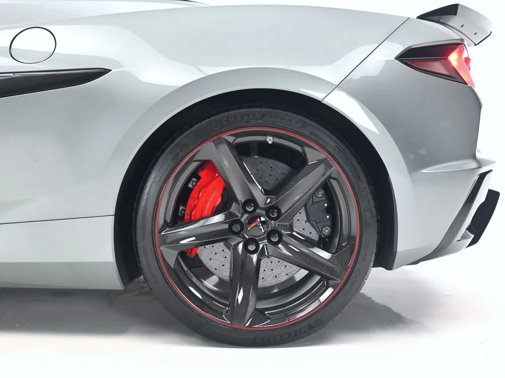 Used 2024 Gray Metallic Chevrolet Z06 image 27