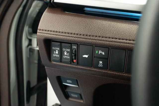 Used 2025 White Honda Touring image 19