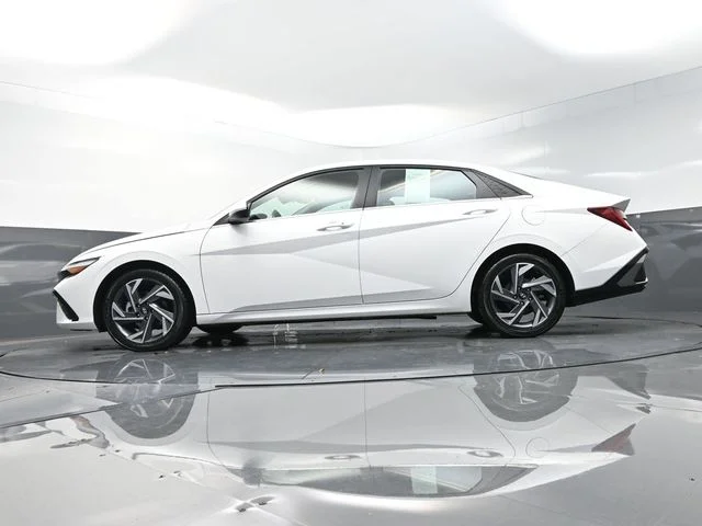Used 2025 White Hyundai SEL Convenience image 44
