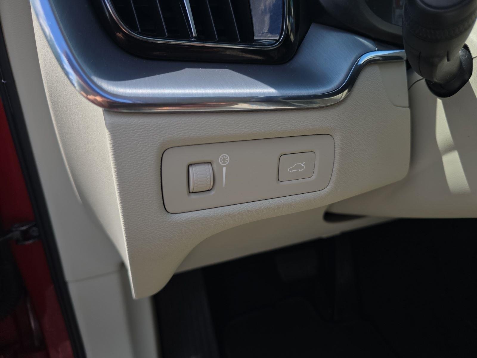 Used 2020 Fusion Red Metallic Volvo Momentum image 22