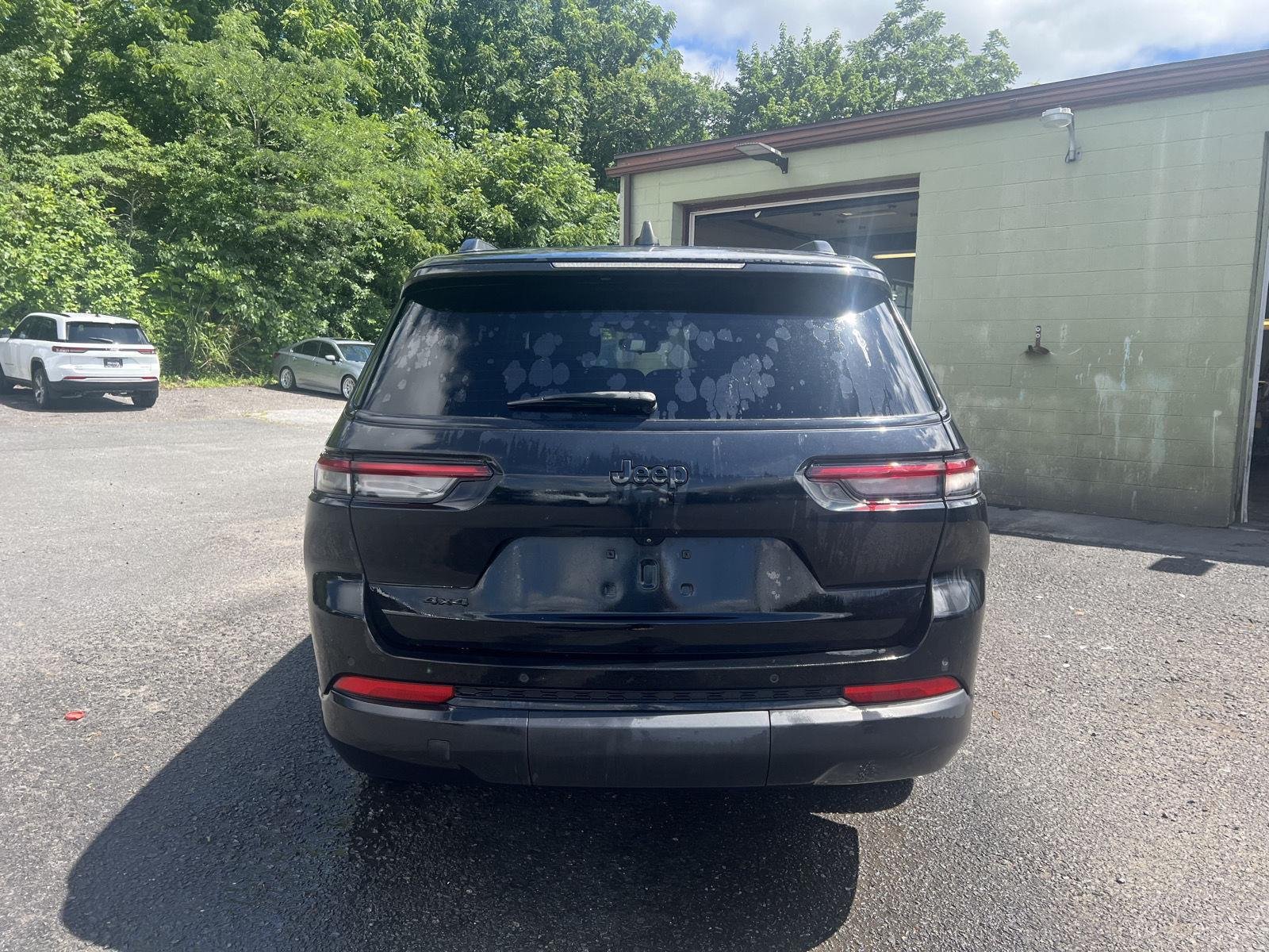 Used 2023 Diamond Black Crystal Pearlcoat Jeep Altitude X image 4