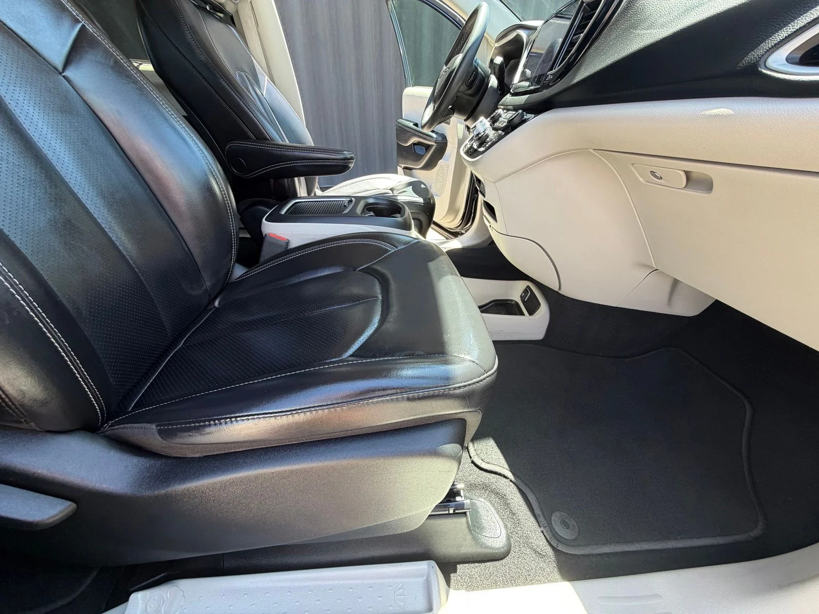Used 2023 Black Chrysler Touring L image 32