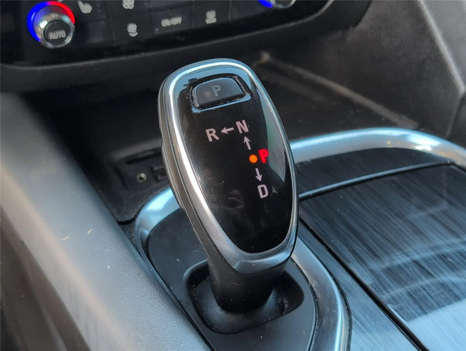 Used 2020 Summit White Buick Essence image 22