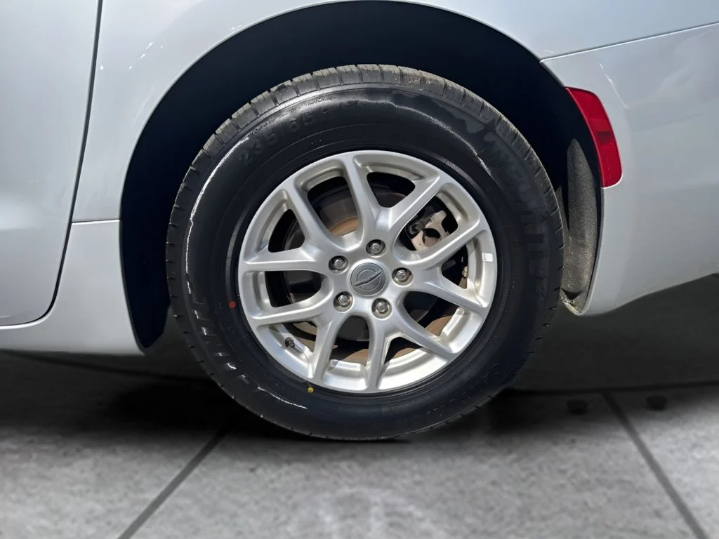 Used 2023 Silver Chrysler LX image 31