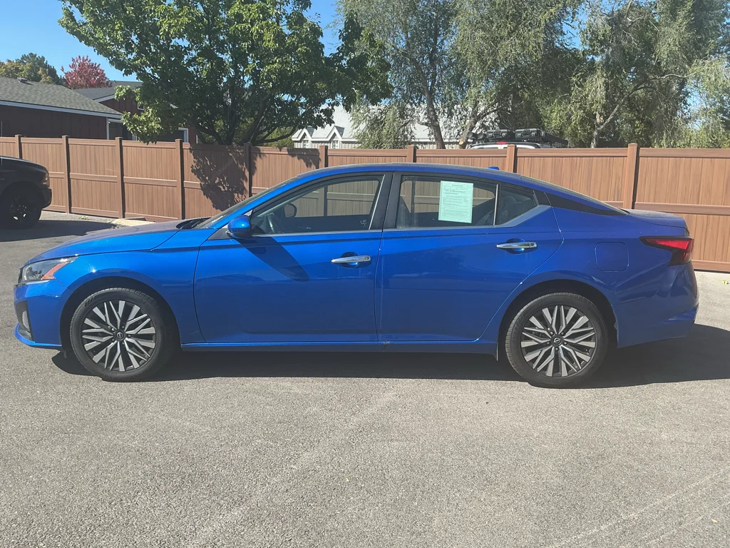Used 2025 Bluestone Pearl Nissan SV image 8