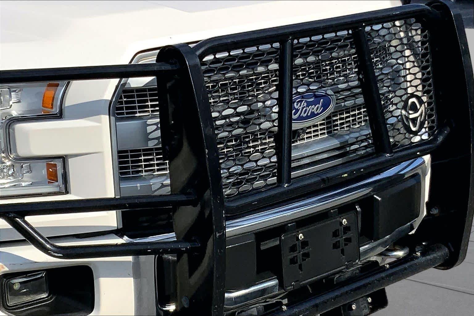Used 2015 White Platinum Metallic Tri-Coat Ford Platinum image 26