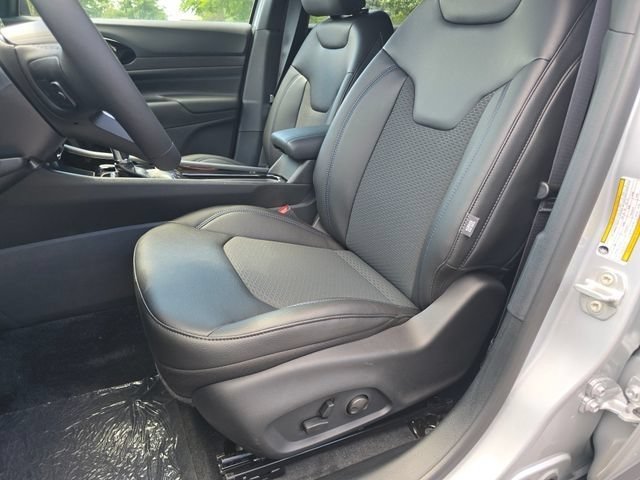 New 2026 Silver Zynith Metallic Clear-Coat Exterior Paint Jeep Latitude image 6