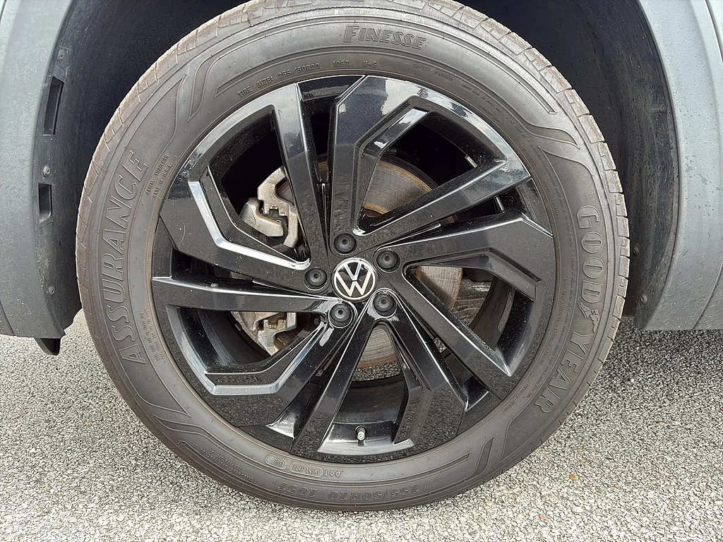 Used 2023 Platinum Gray Metallic Volkswagen 3.6L V6 SE w/Technology FWD image 9