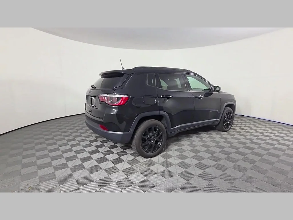 New 2026 Diamond Black Crystal Pearl-Coat Exterior Paint Jeep Latitude Altitude image 26