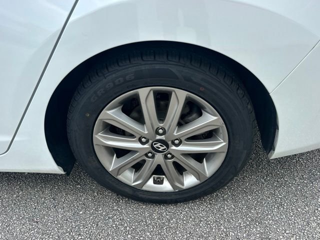 Used 2016 White Hyundai SE image 9