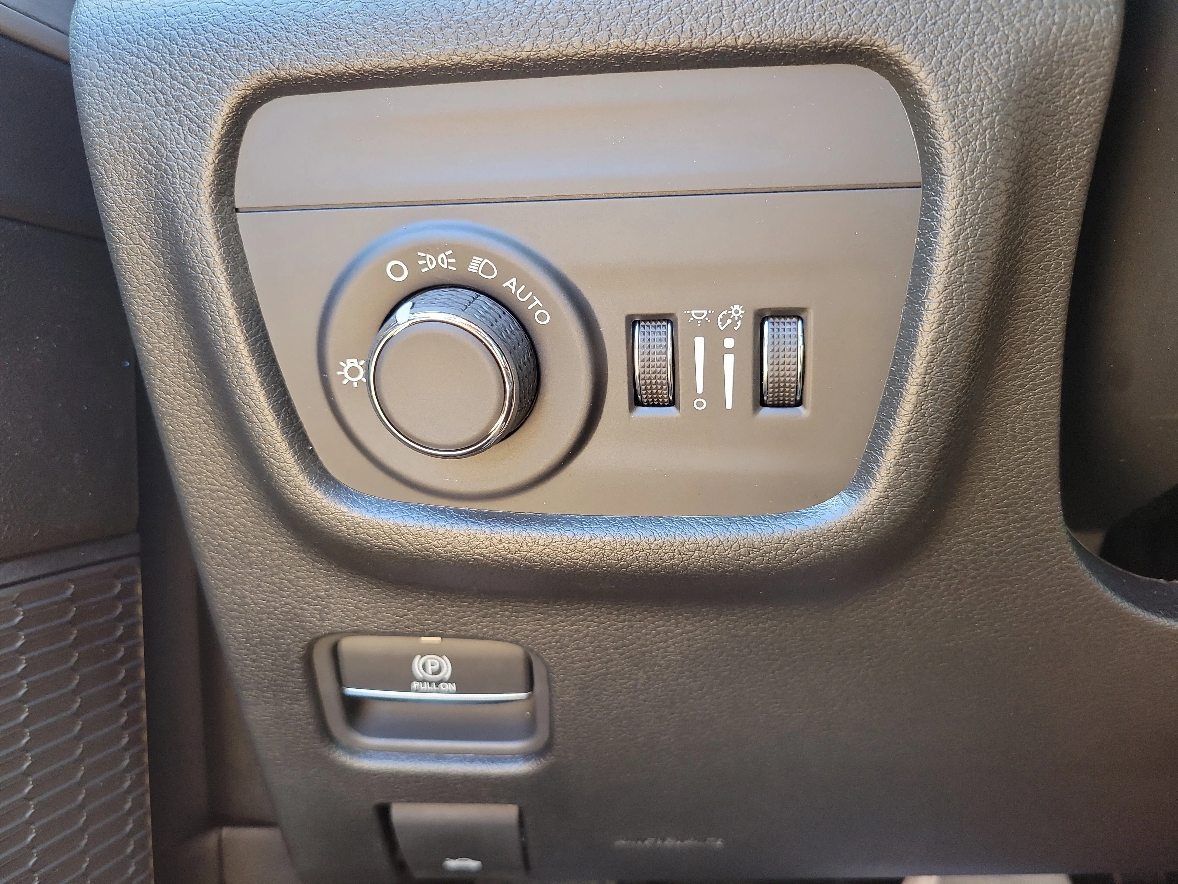 New 2026 Diamond Black Crystal Pearlcoat Jeep Laredo Altitude image 23