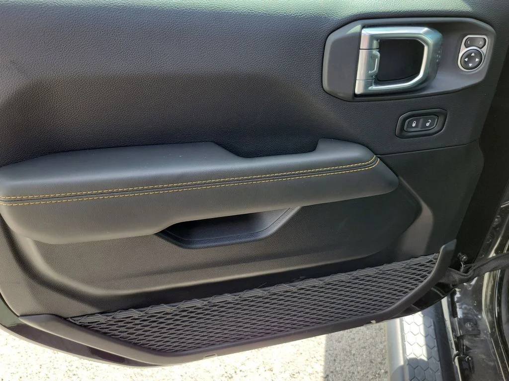2025 Jeep Wrangler 4-Door Sahara - Photo 17