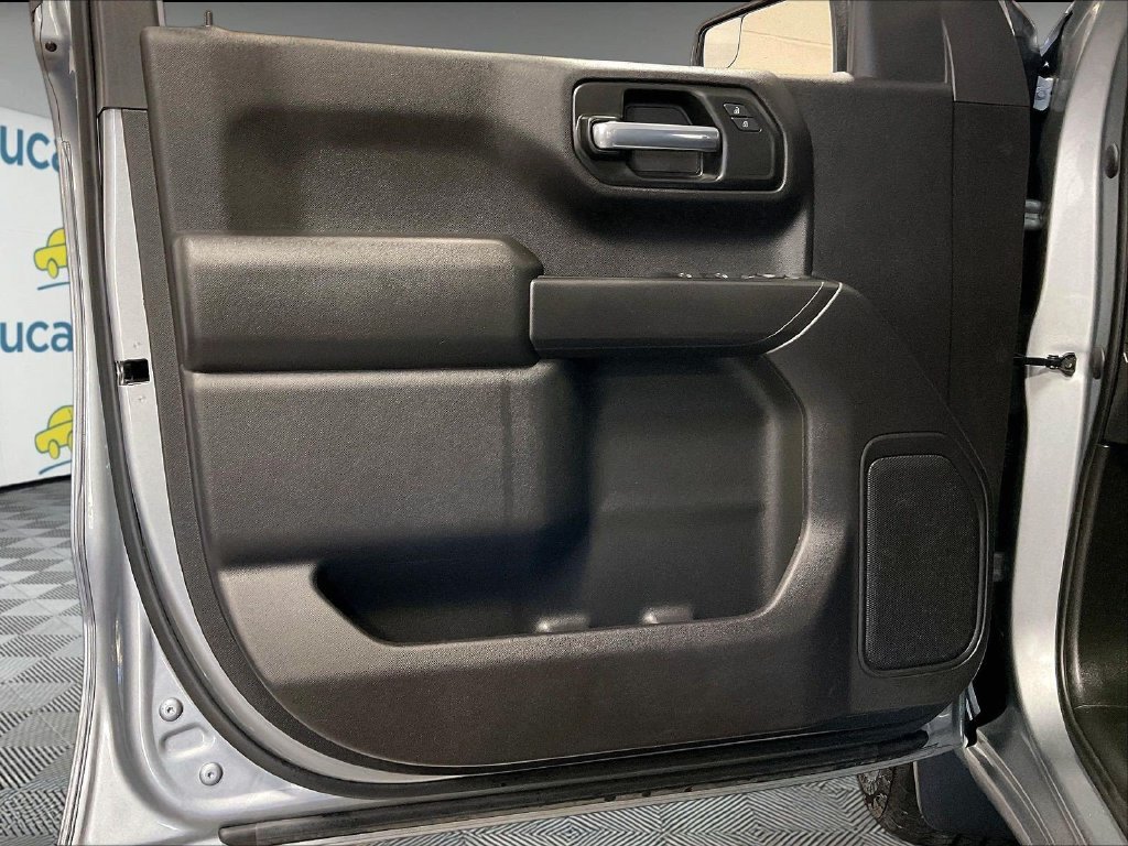 Used 2023 Gray Chevrolet Custom image 9