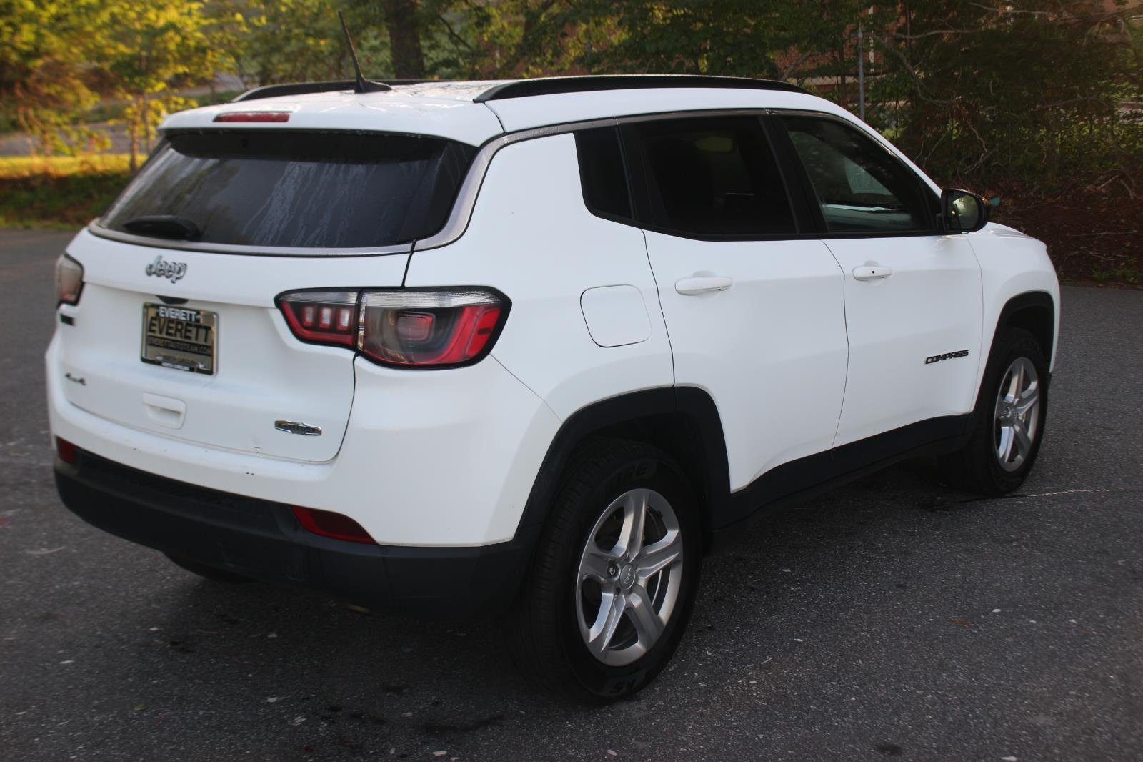 Used 2024 White Jeep Latitude image 7