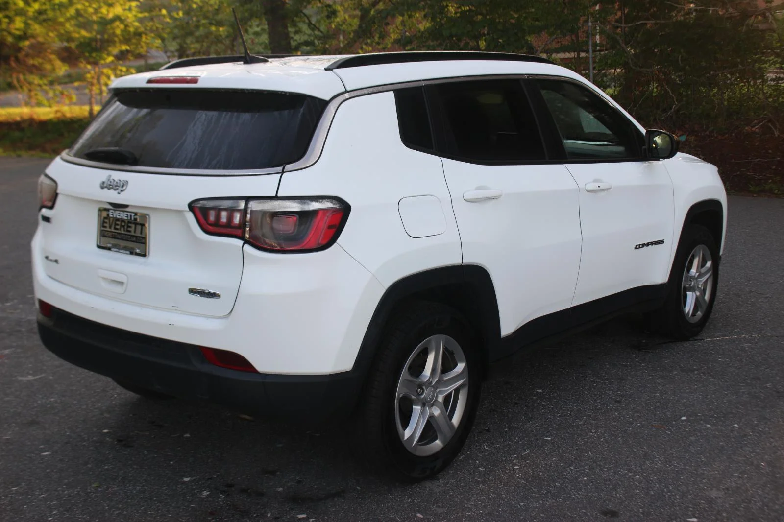 Used 2024 White Jeep Latitude image 7