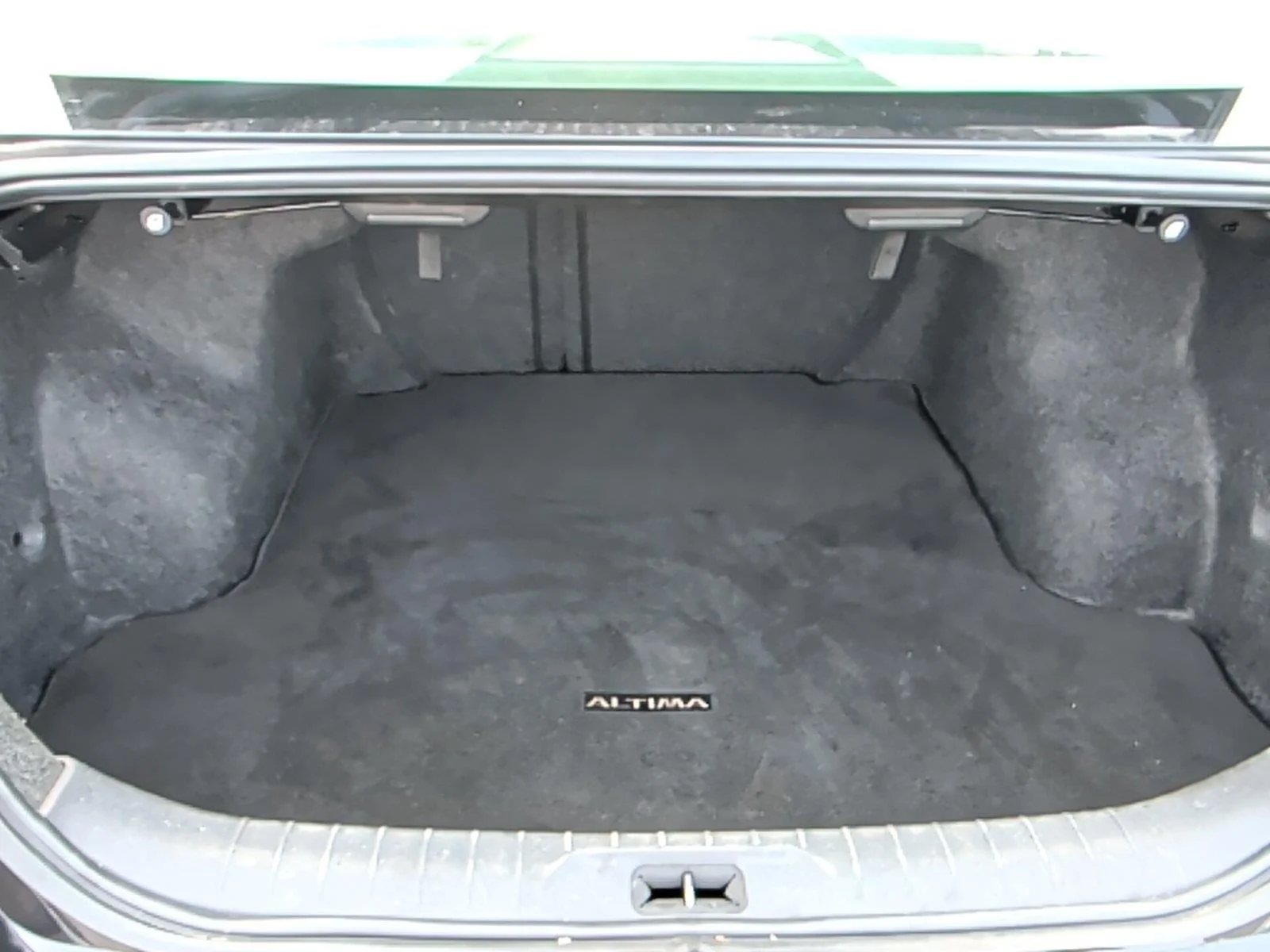 Used 2021 Glacier White Nissan 2.5 S image 33