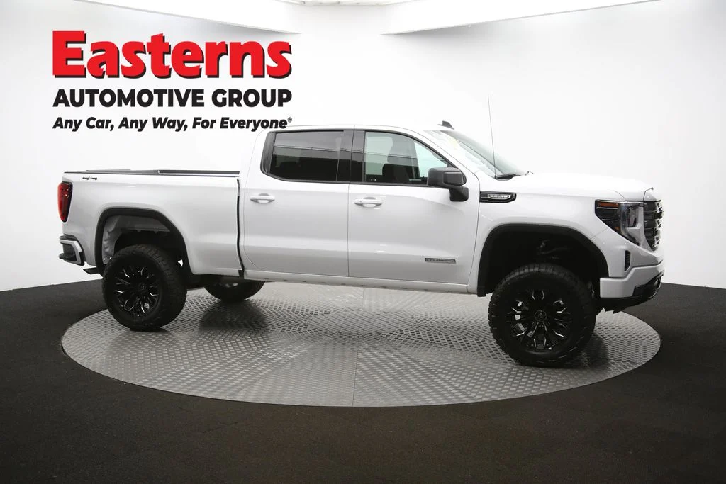 Used 2025 White GMC Elevation image 45
