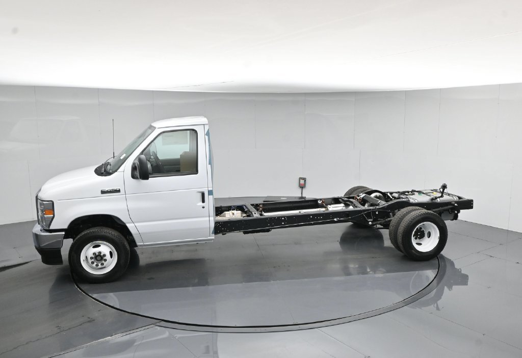 New 2027 White Ford Base image 31