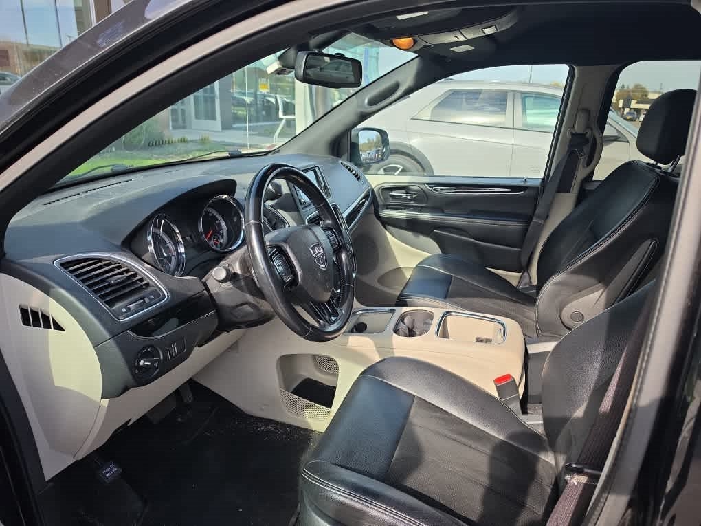 Used 2019 Black Onyx Crystal Pearlcoat Dodge SXT image 8