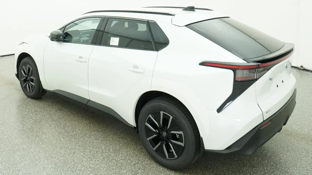 New 2026 Wind Chill Pearl Toyota XLE image 17