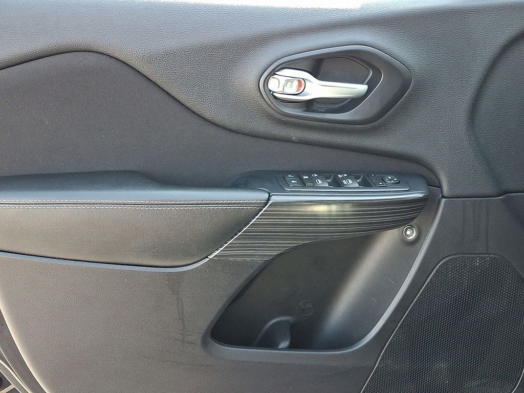 Used 2016 Black Jeep Latitude image 13