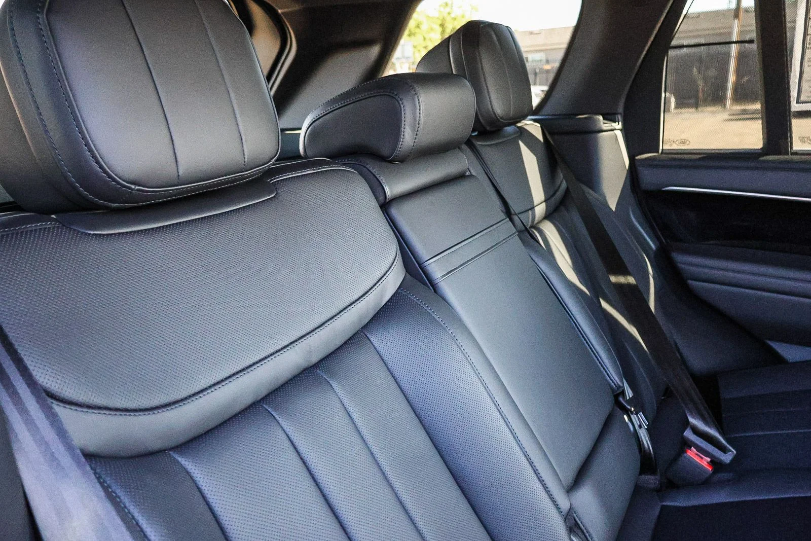 New 2026 Fuji White Land Rover SE image 21