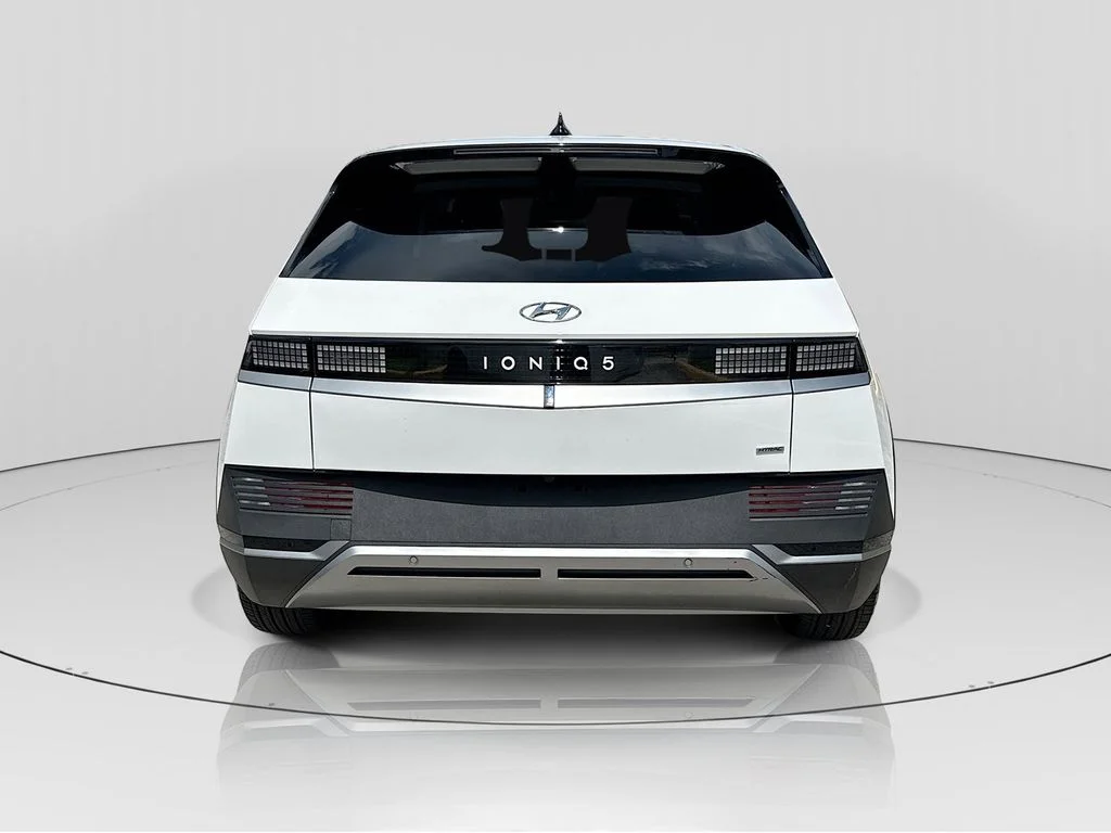 Used 2023 White Hyundai SE image 6