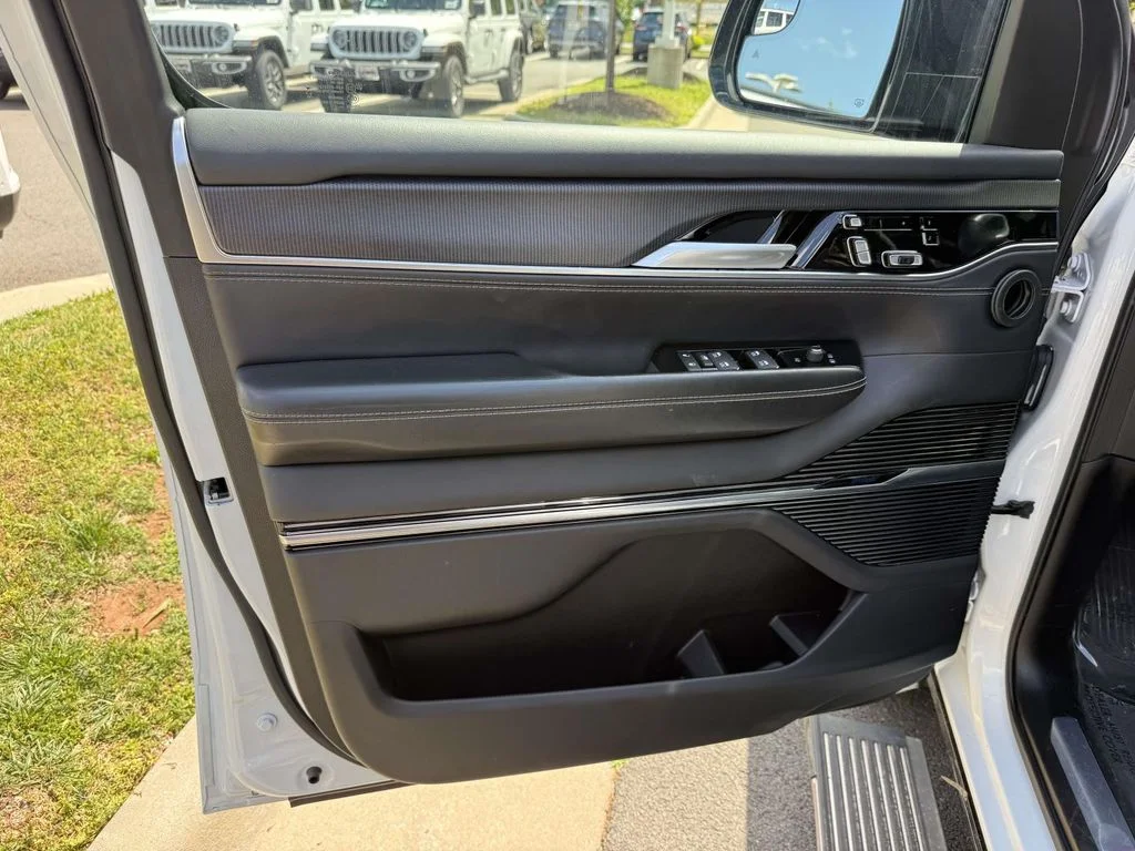 Used 2024 White Jeep Series II image 31