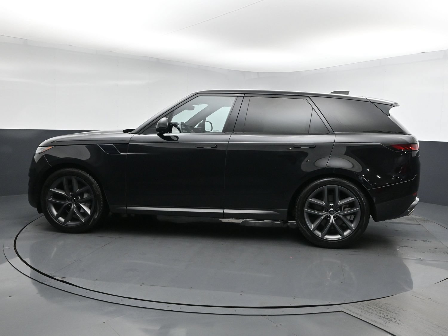 Used 2024 Black Land Rover SE image 4