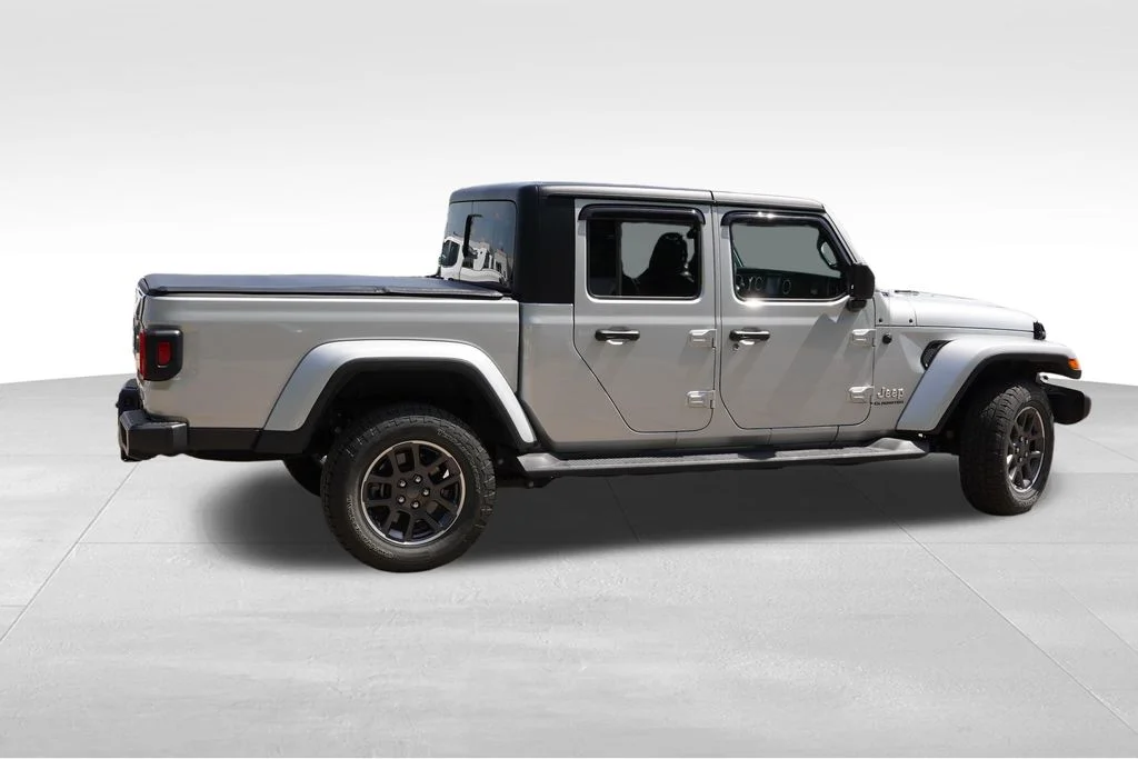 Used 2022 Silver Zynith Clearcoat Jeep Overland image 4