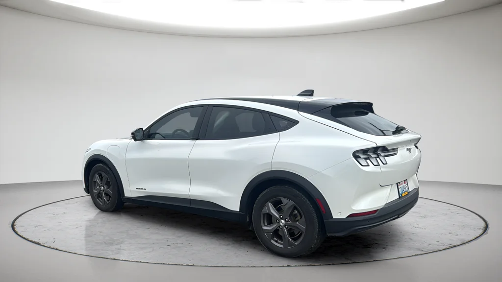 Used 2023 White Ford Select image 9
