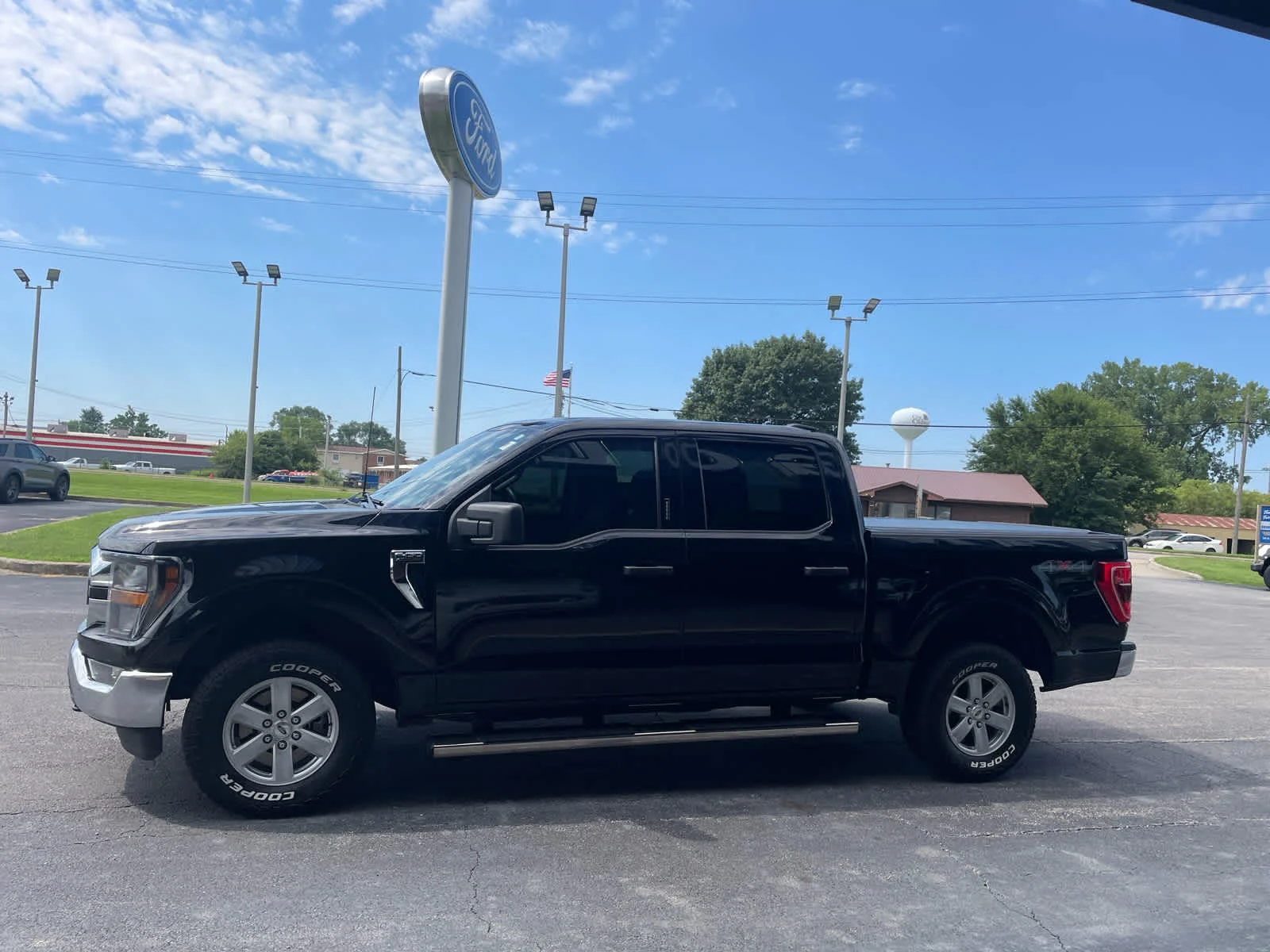 Used 2023 Agate Black Metallic Ford XLT image 3