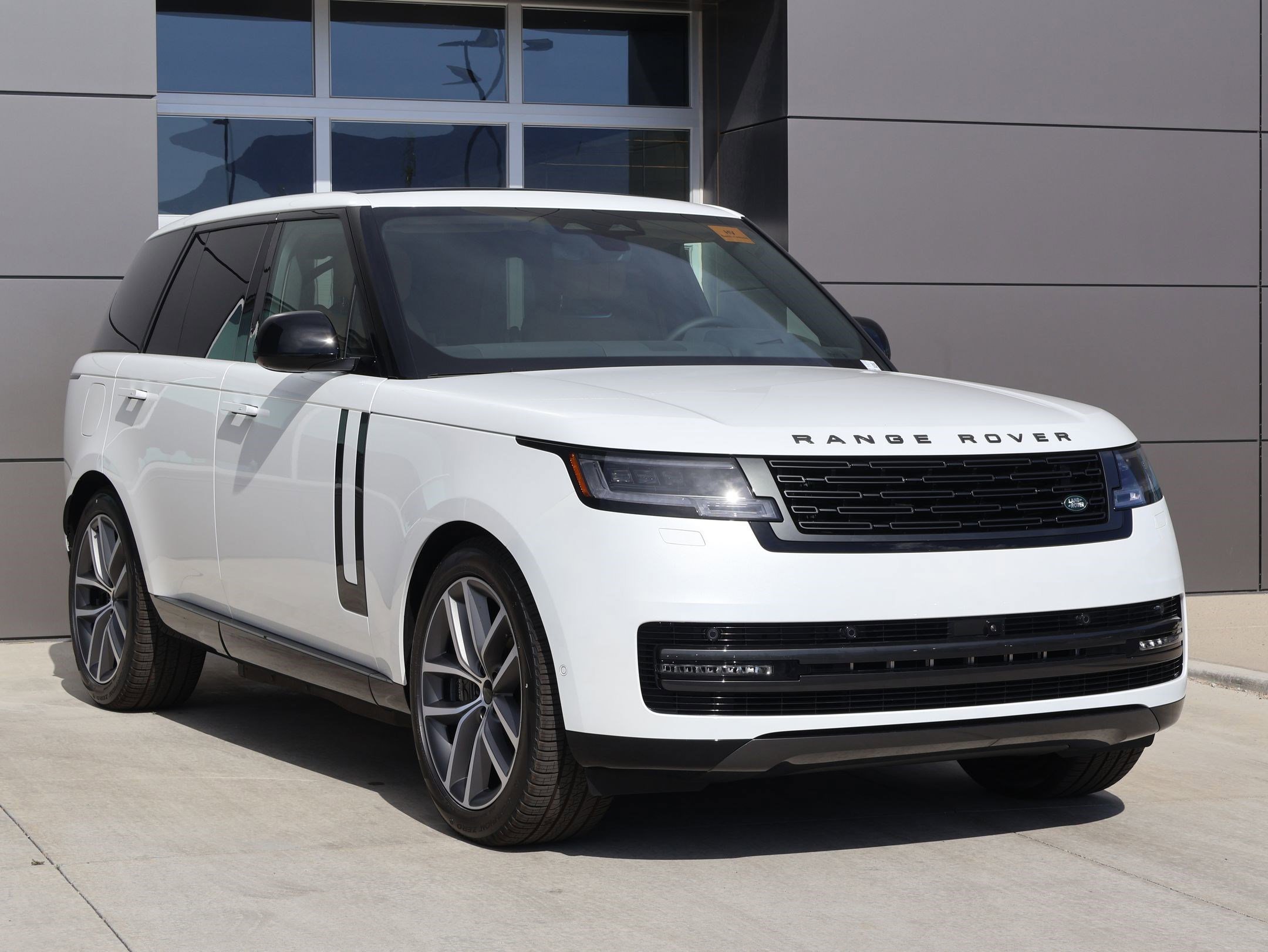 New 2026 Ostuni Pearl White LAND ROVER P550e SE image 3