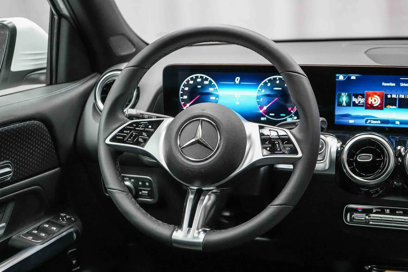 New 2026 Polar White Mercedes-Benz GLB 250 image 60