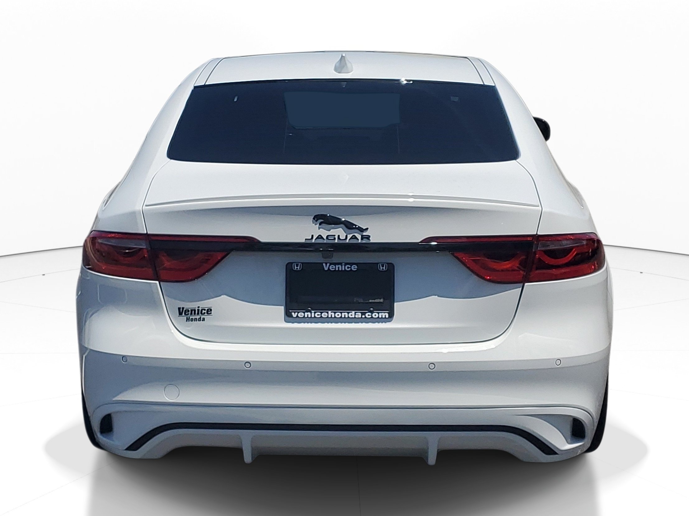 Used 2024  Jaguar R-Dynamic SE image 5
