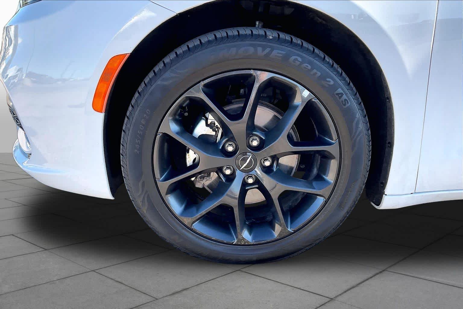 Used 2025 Bright White Clearcoat Chrysler Limited image 10