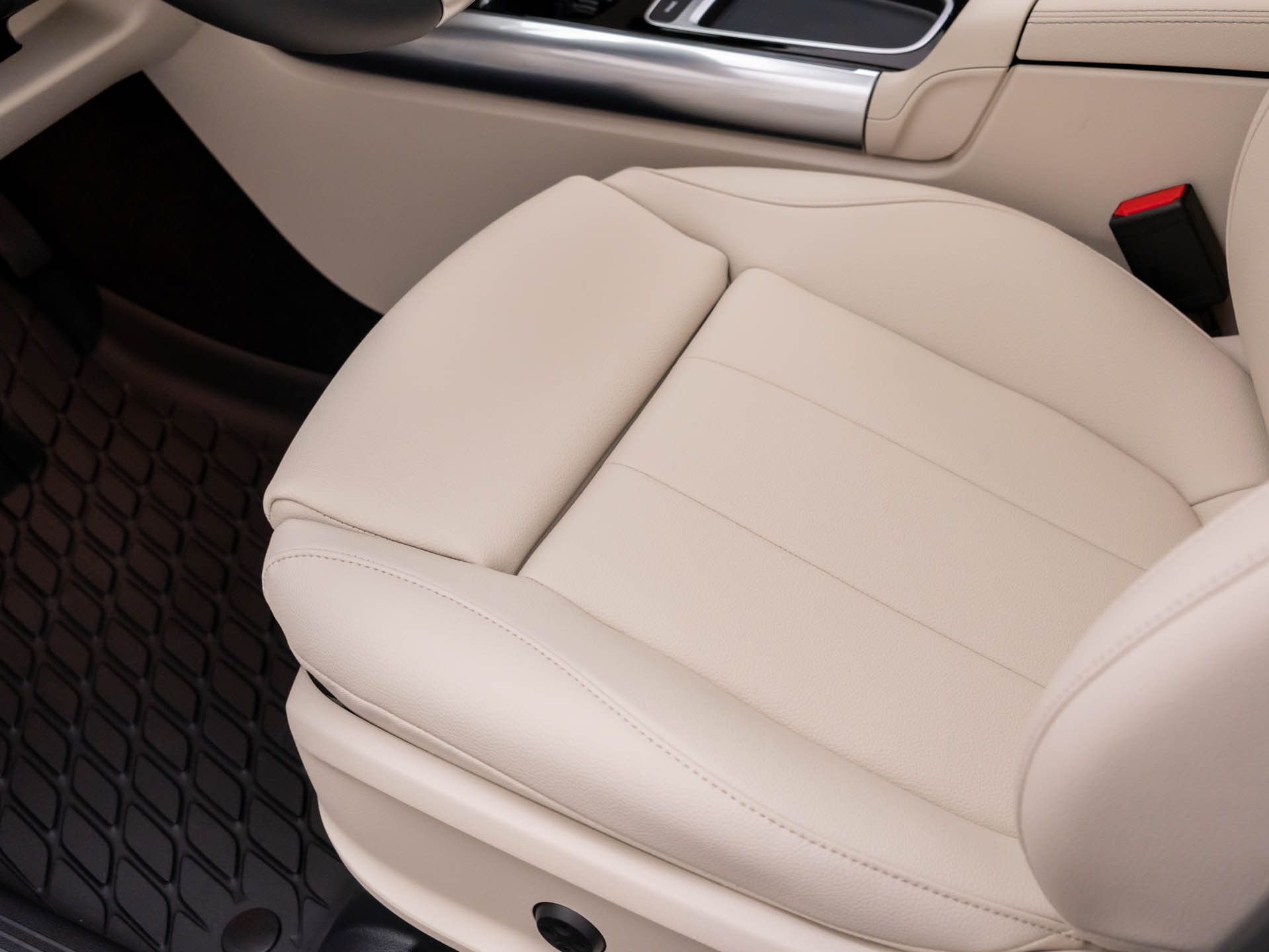 New 2026 Polar White Mercedes-Benz GLA 250 image 17