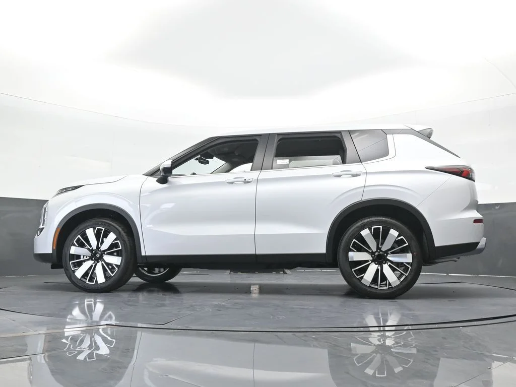 New 2026 Diamond White Mitsubishi SE image 66