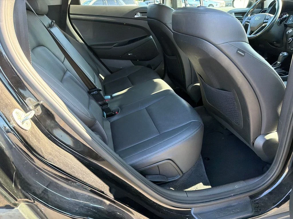 Used 2017 Black Hyundai SE Plus image 15