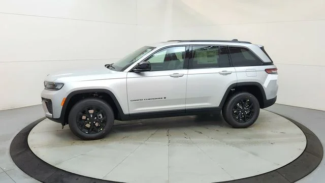 New 2026 Silver Zynith Exterior Paint Jeep Laredo Altitude image 5