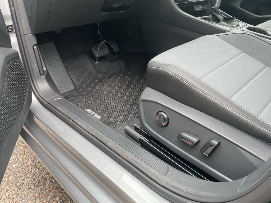 2025 Volkswagen Jetta SE - Photo 17