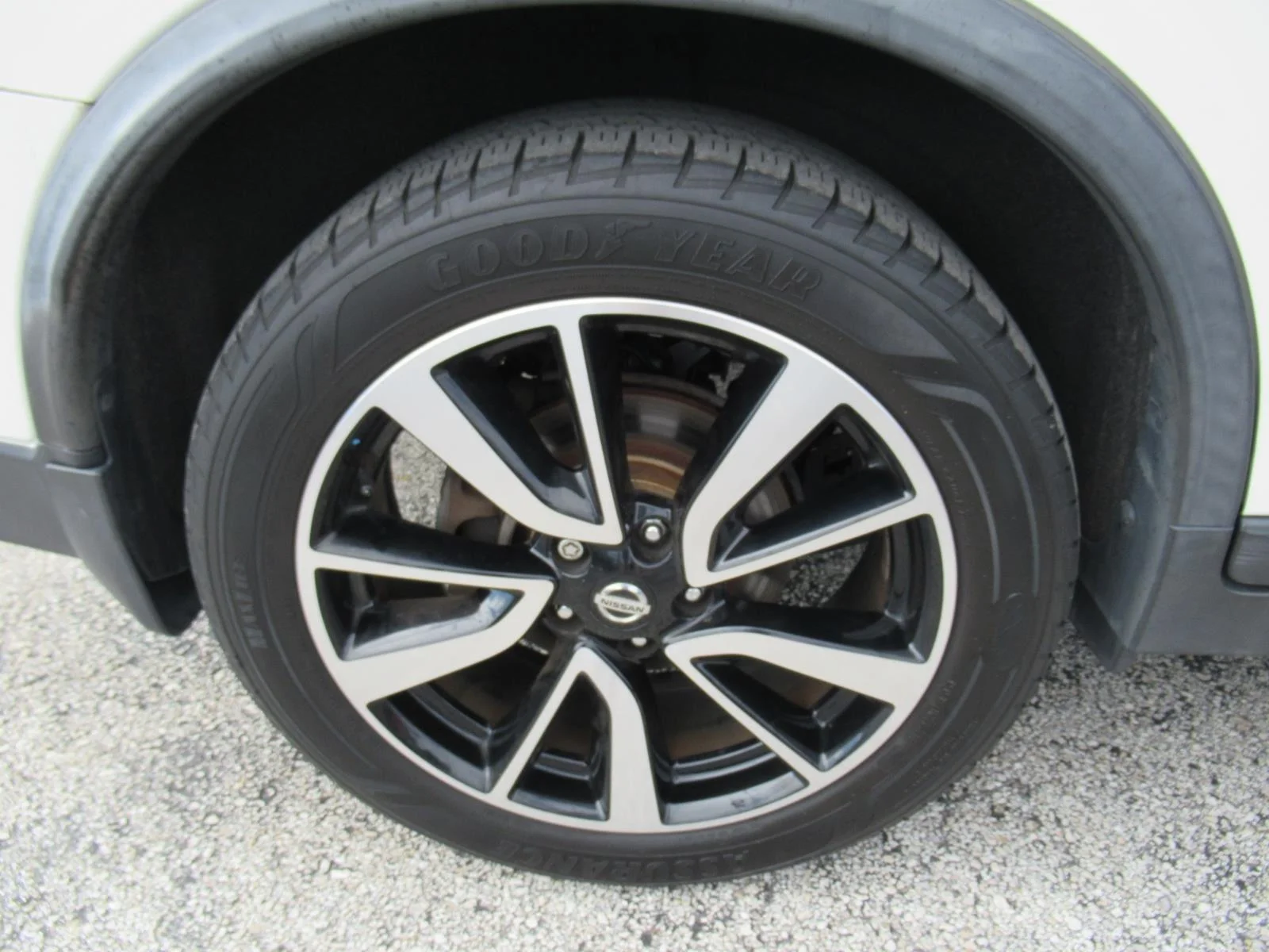Used 2018 White Nissan SL image 9