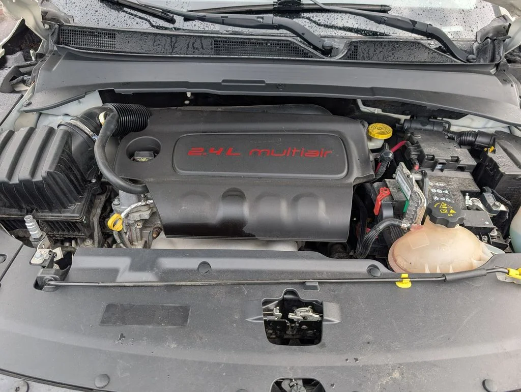 Used 2018 White Jeep Latitude image 10