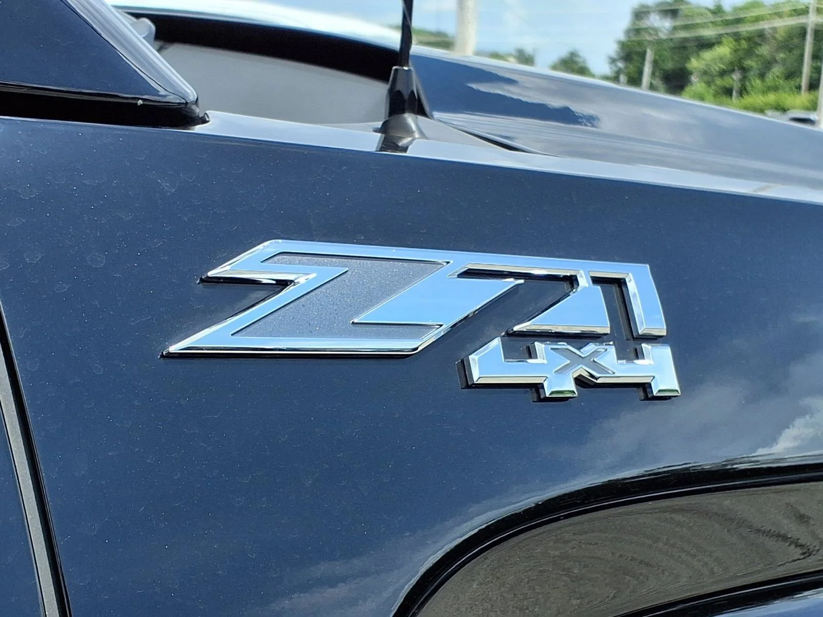 Used 2018 Onyx Black GMC SLT image 2