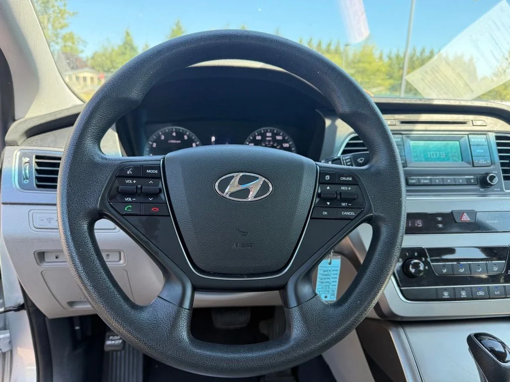 Used 2017 Silver Hyundai Base image 10