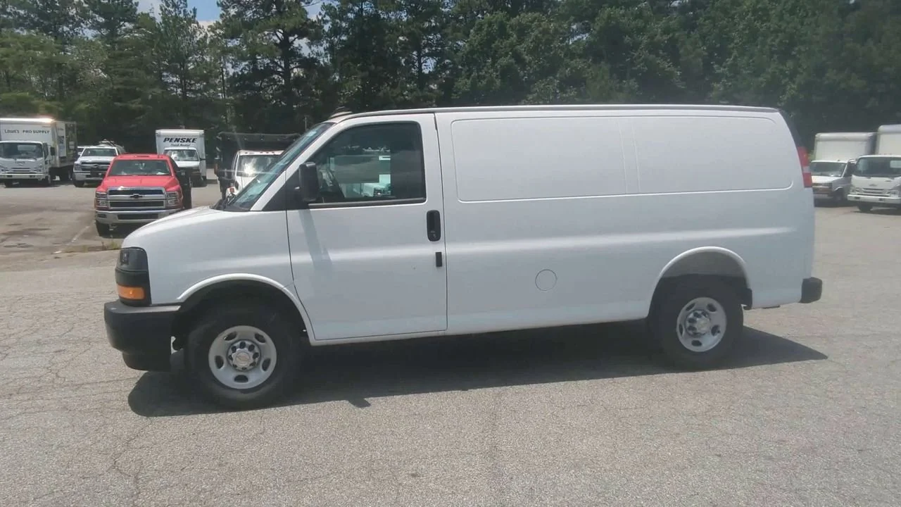 New 2025 Summit White Chevrolet WT image 5
