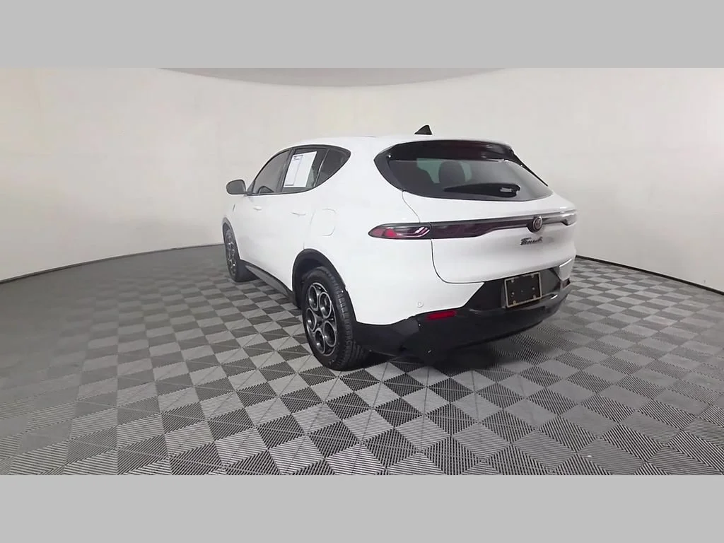 Used 2025 Milano White Alfa Romeo Base image 43