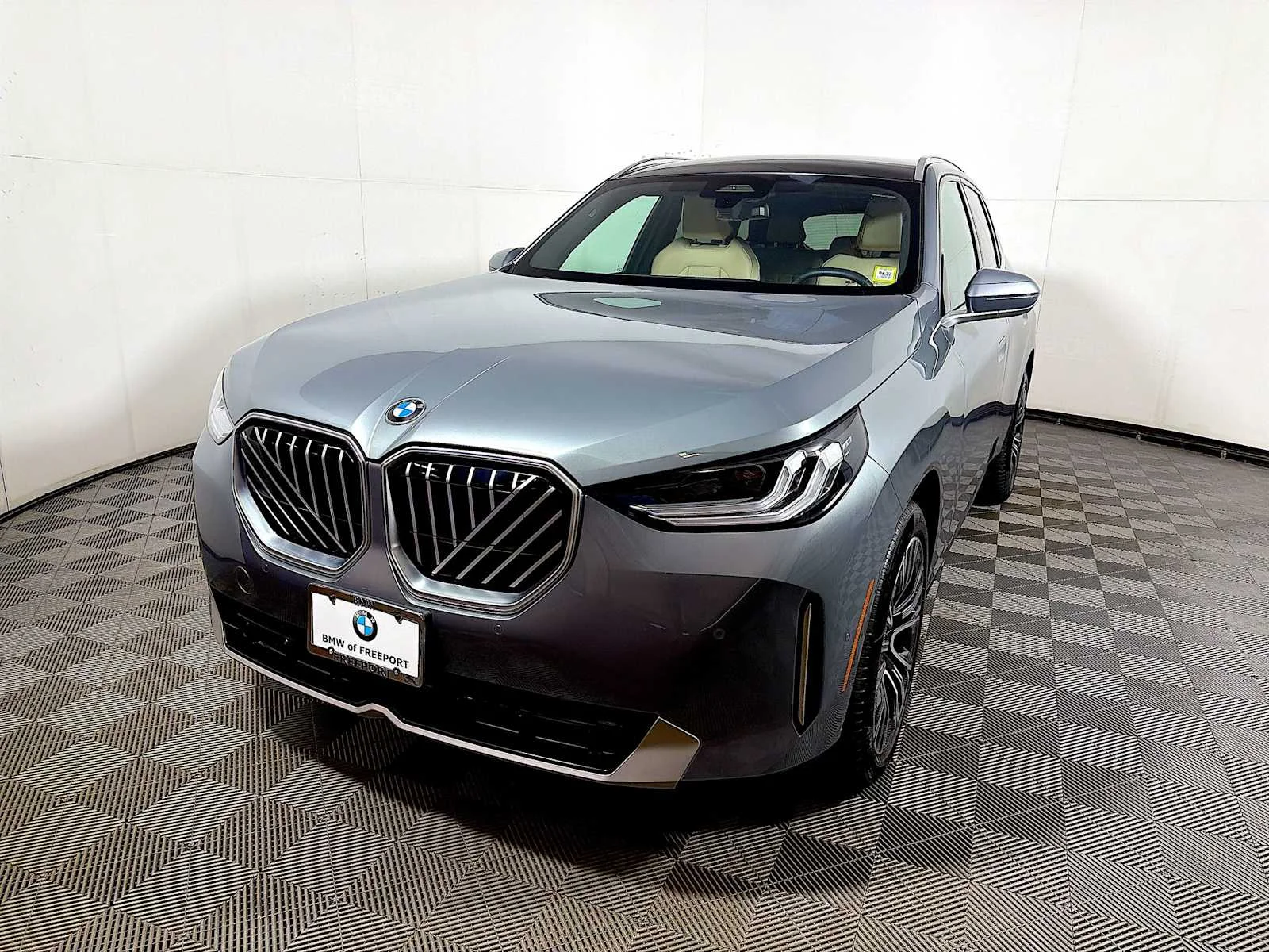 Used 2026 Skyscraper Grey Metallic BMW 30 xDrive image 3